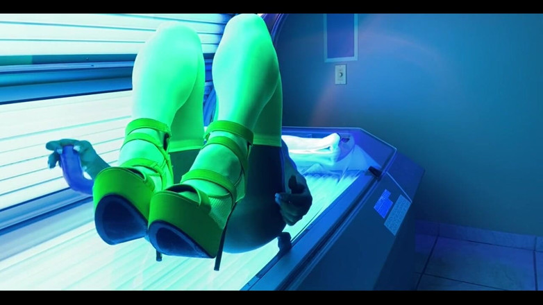 Musclemama4u: Ever Wonder What Goes on in Those Tanning Booths?
