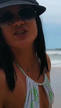 Walk on the Beach Encimtri a.wanker and Look at What Gave