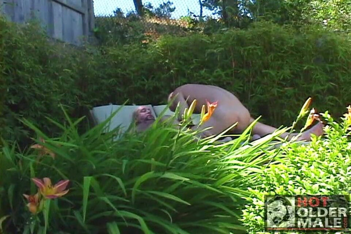 Pantheon men: Daddy Hunt 4: chłopiec na szezlongu