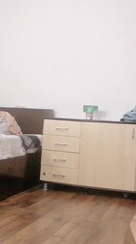 Sexy Ehefrau Trainiert Zu Hause Nackt. Sexy Brünette Probiert Strumpfhosen an,