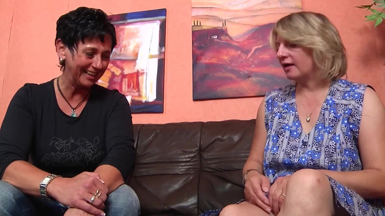 Erotic only: MILF matang disumbat lubang basahnya oleh dua zakar keras sekaligus