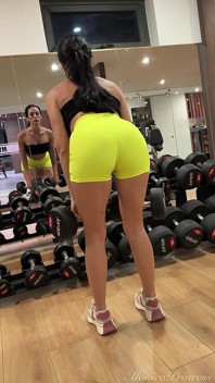 Horny Fitness Babe: Close-up Ass Workout