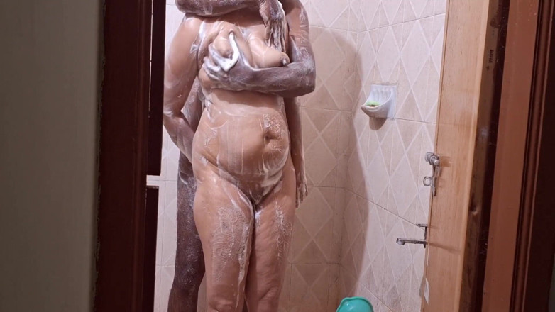 Sexy sindu: Coppia calda fa sesso in bagno