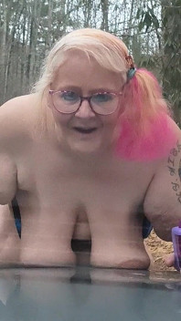 숲에서 벌거벗은 채 걷는 중