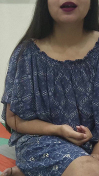 Nadržená indka Saara masturbuje se svým vlastním velmi sexy XXX video