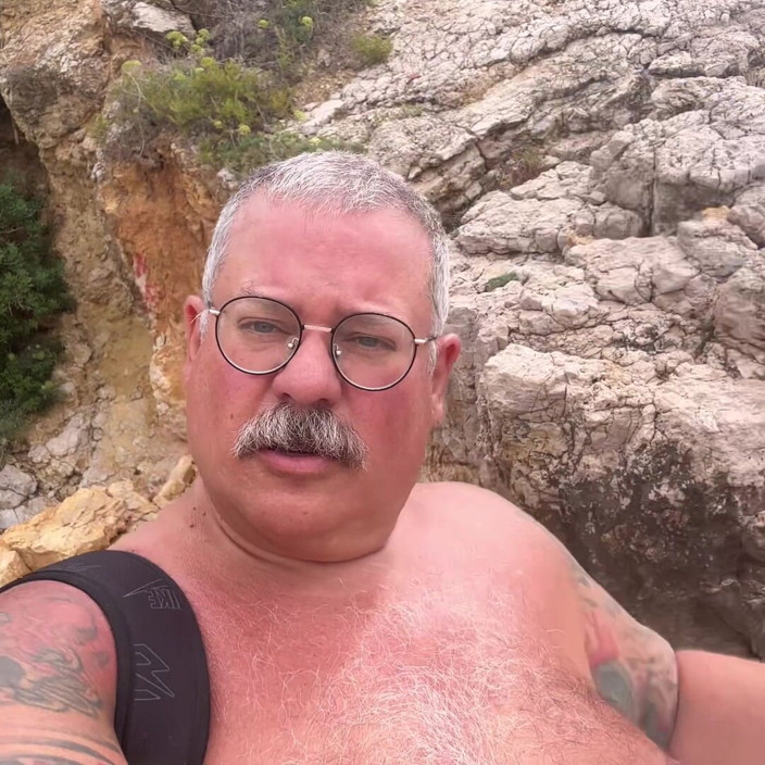 Hand-Free-Daddy-Chub: Büyük göbekli golfçü emekli yakışıklı yaşlı adam
