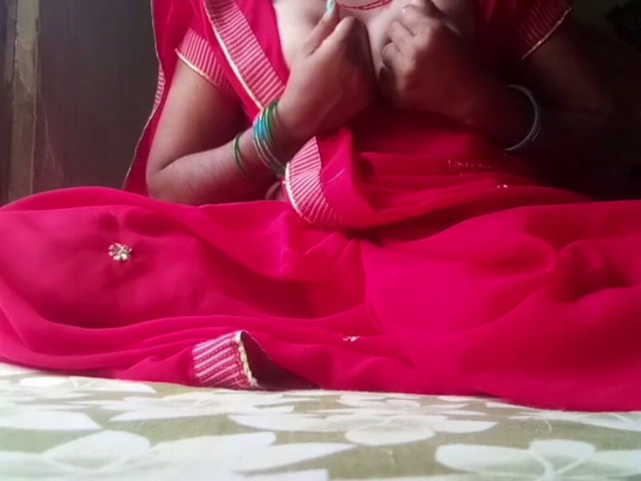 Guddi: V indické Lal Sari, Gudibhabhi dal prsty v růžové barvě...