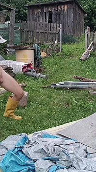Goi în grădină: urmărire murdară în piscină