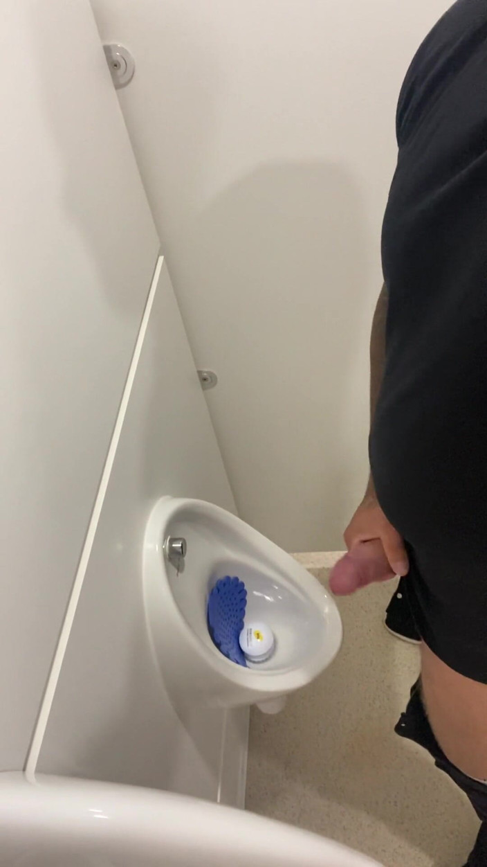 Andyleexxx: Banheiro mijando e masturbando