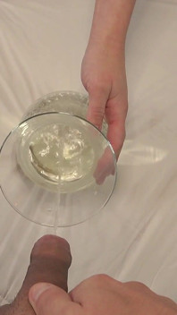 Puta meó todo su pis y la mía y tiene un baño con él, lavando su cabello con él, jugando con un consolador
