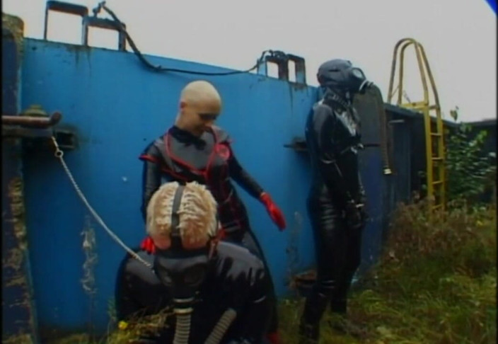 Absolute BDSM films - The original: Uomo dominante con la maschera antigas