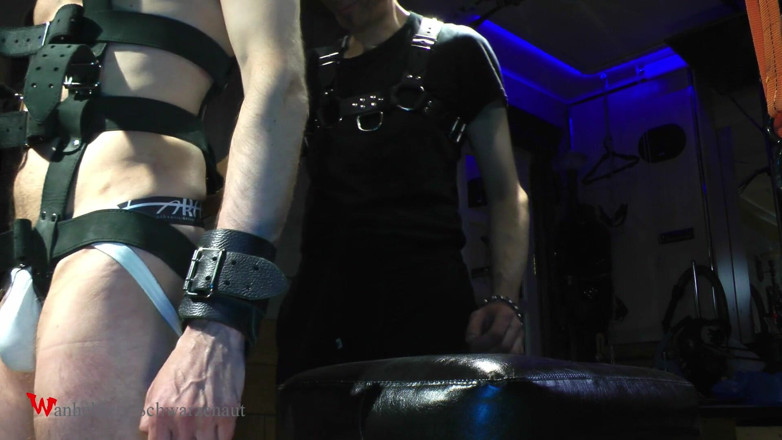 Wanheldvig: Denk flying in the air with a dildo machine in...