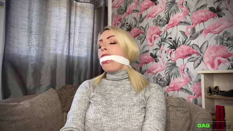 Gag Attack: Penny Lee - Anpassad turtleneck själv munka