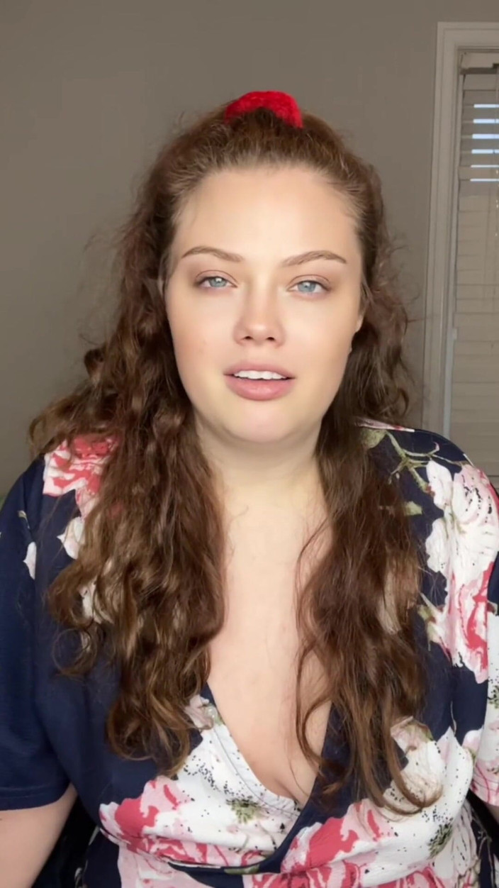 Dirtysecret: Ibu tiri membandingkan kontol besar ayahmu denganmu