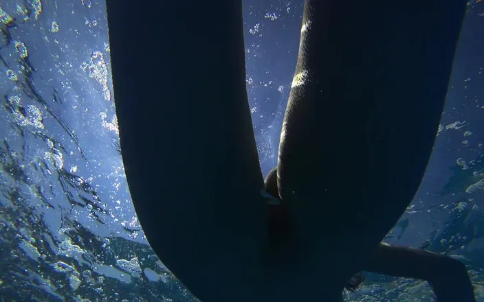 GoldTeachers: Stunning Girl Swims Nude on Public Beach