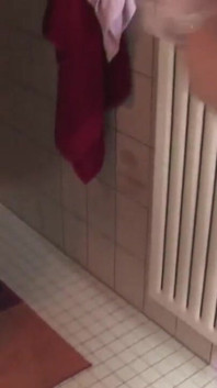 Tijdens het masturberen in de badkamer, betrapte mijn stiefbroer me en moest mijn kont neuken
