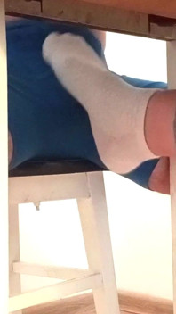 Sockjob &förstörd orgasm under bordet