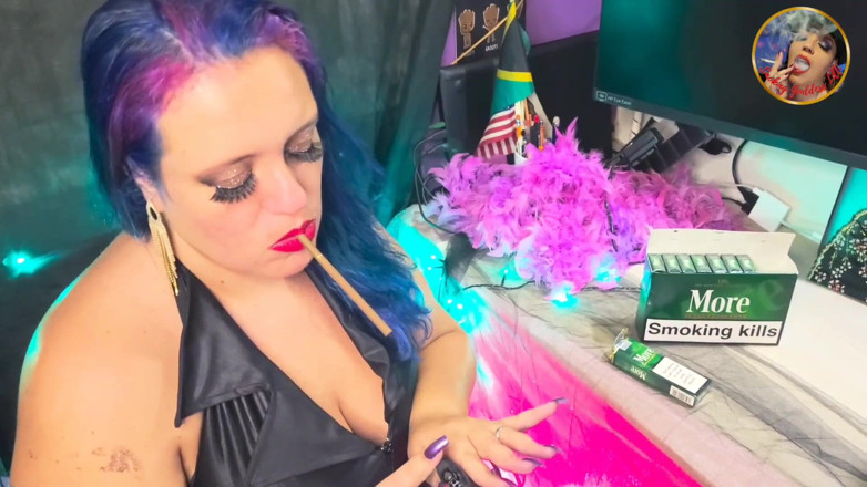 Lilli Cukierek Cox: Mais de 120 sexy fumando
