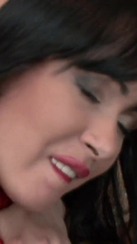 Dengan keinginan yang besar untuk orgasme si rambut coklat seksi suka penembusan berganda dalam pantat dan pepeknya