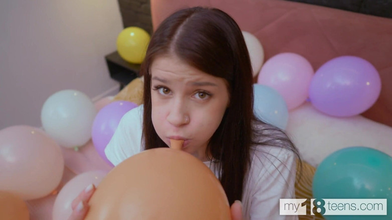 My 18 Teens: My18teens - Si rambut coklat kurus dan kecil molek menghisap belon...