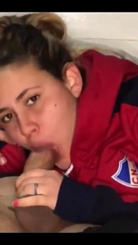 Mi hermanastra toma una gran polla en su boca