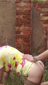 巨乳の古いクーガーは、性交する若い悪い男の子を見つけます