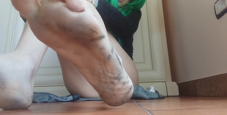 savannahamatoriale: Ma belle-nièce te montre ses beaux pieds, mais sales