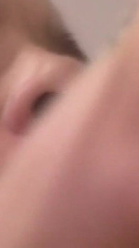 Une blonde s’enfile une bite au fond de la gorge avec une passion baveuse