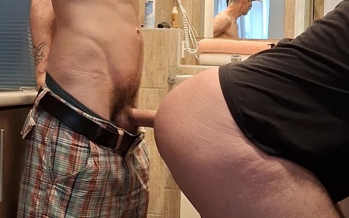 Dexterxxlfun: Anh chàng gầy gợi cảm đụ cái mông mập mạp. Bố được đụ...