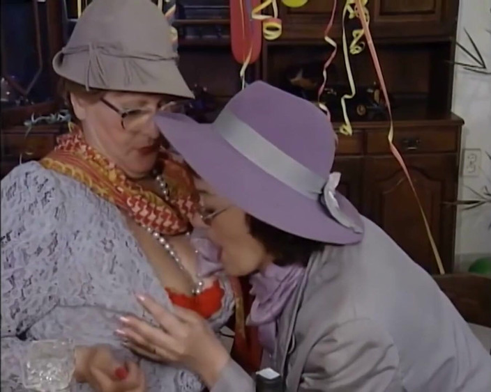 Lesbian Stories: Lezbiyen nineler 69 pozisyonunda amcıklarını yalıyor