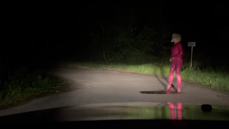 PervyLara: Buitenshuis pissen in een volledig roze rubberen pak