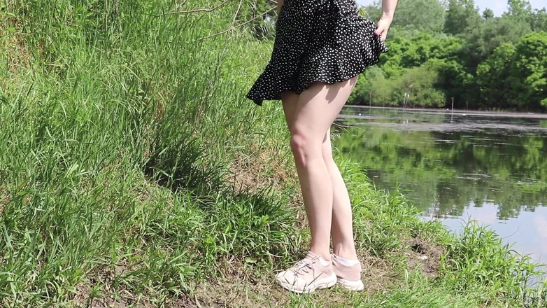 HotCoupleTeam: 我的第一次公开脱衣服和手淫。在湖边散步的情色自然