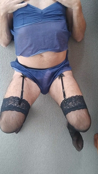 dragontrainer5: Mavi iç çamaşırlı ve siyah çoraplı CD travesti uzanıyor ve azdırıyor