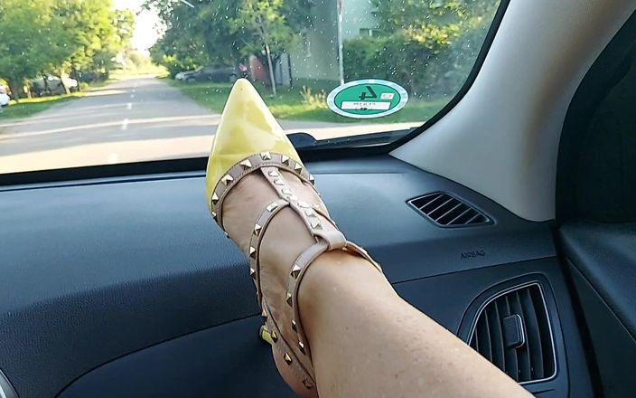 Step Mommy: Sexig MILF i kort kjol och höga klackar onanerar i...