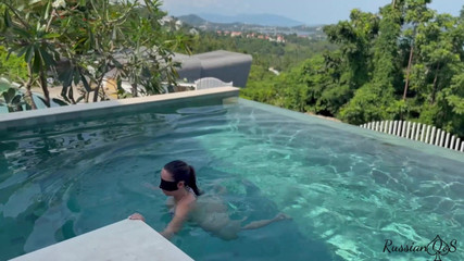 RussianQOS: Masturbacja przy basenie w luksusowej willi