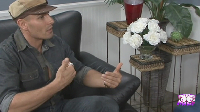 Huge Boobs MILF: 그녀의 BF가 보는 동안 뜨거운 금발은 알 수없는 남자와 나사를 원한다.