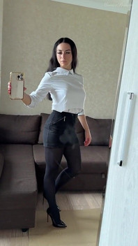 Giantess Miażdżąca w rajstopach i szpilkach
