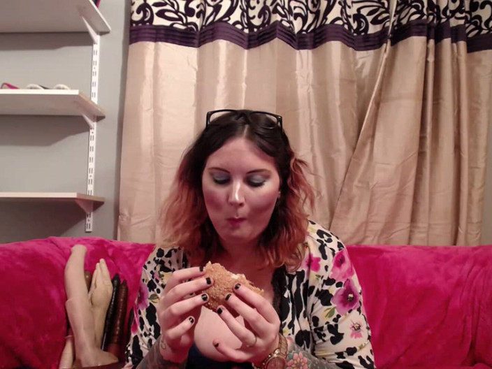 MissFFW: Miss Ffw comiendo una hamburguesa entre clips