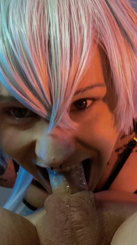 Cosplayer thổi kèn sâu vào cổ họng trong 69