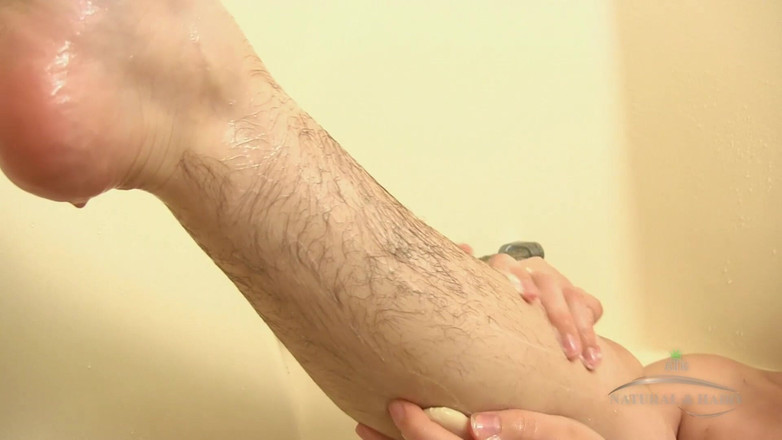 ATK Girls: Beryl si myje všechny vlasy na svém těle