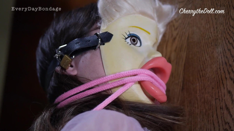 Cherry The Doll: Svázaná panenka