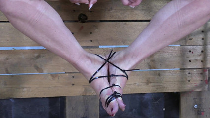 Yvette xtreme: Zipties bondage z Yvette Costeau