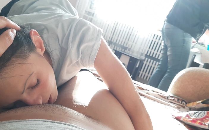 Lesbian-candys: Podczas gdy moja macocha gotuje obiad, moja przyrodnia siostra sprawia, że...