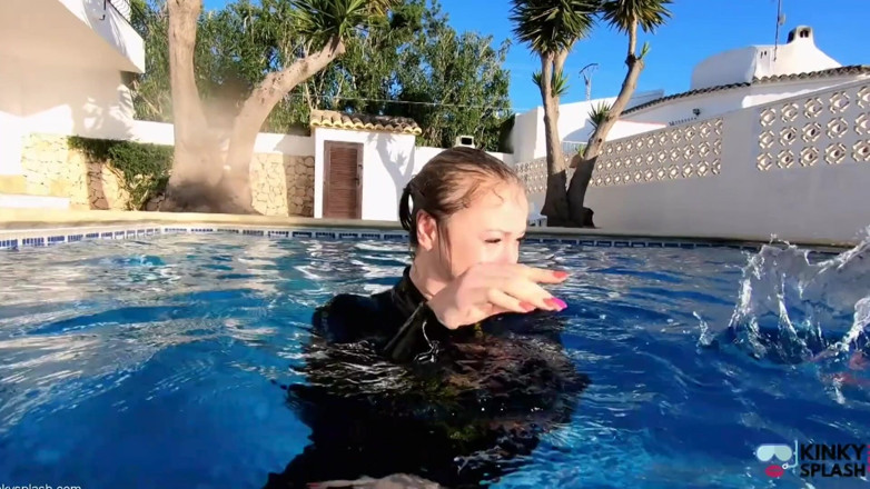 UKCuteGirl Lucy Lauren: Sualtı sakso meydan okuması - batan dildomda öğürüyor