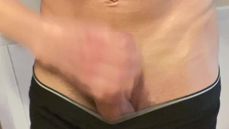 Adamek: 苗条男孩自慰并潮吹精液