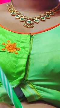 น้องชายเลี้ยงเดซีอินเดียอายุน้อยฉีกเสื้อผ้าแล้วอมหัวนมพี่สะใภ้ที่แต่งงานแล้ว