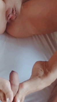 La nuda di selena in posa in primo piano ed un footjob