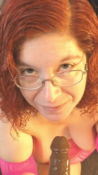 La miLF scivolosa viene sorpresa a masturbarsi
