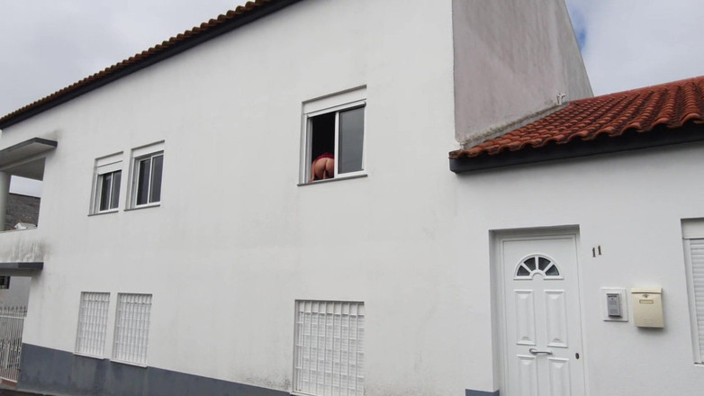 ExpressiaGirl: 疯狂的女孩用假阳具把她的大屁股伸到窗外，尿在陌生人身上！