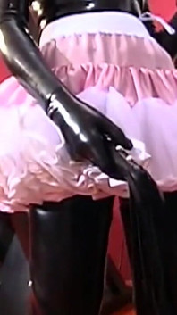 Lateks orta yaşlı seksi kadın kapüşonlu bağlı itaatkarını azdırıyor